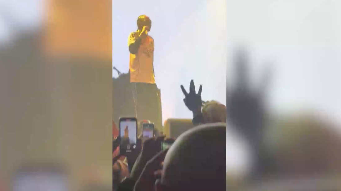 Zien: wéér volop aandacht voor Amerikaanse rapper, treedt op met Ajax-shirt