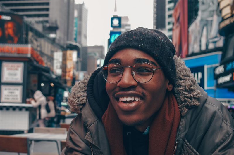 People who smile at strangers share these 12 traits