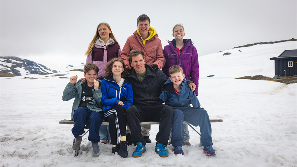 Årets deltagere i Team Pølsa. Bak fra venstre: Alva, Erik og Eleah. Foran fra venstre: Kornelius, Synne, Øystein (teamleder) og Benjamin. Foto: Erlend Lånke Solbu / NRK