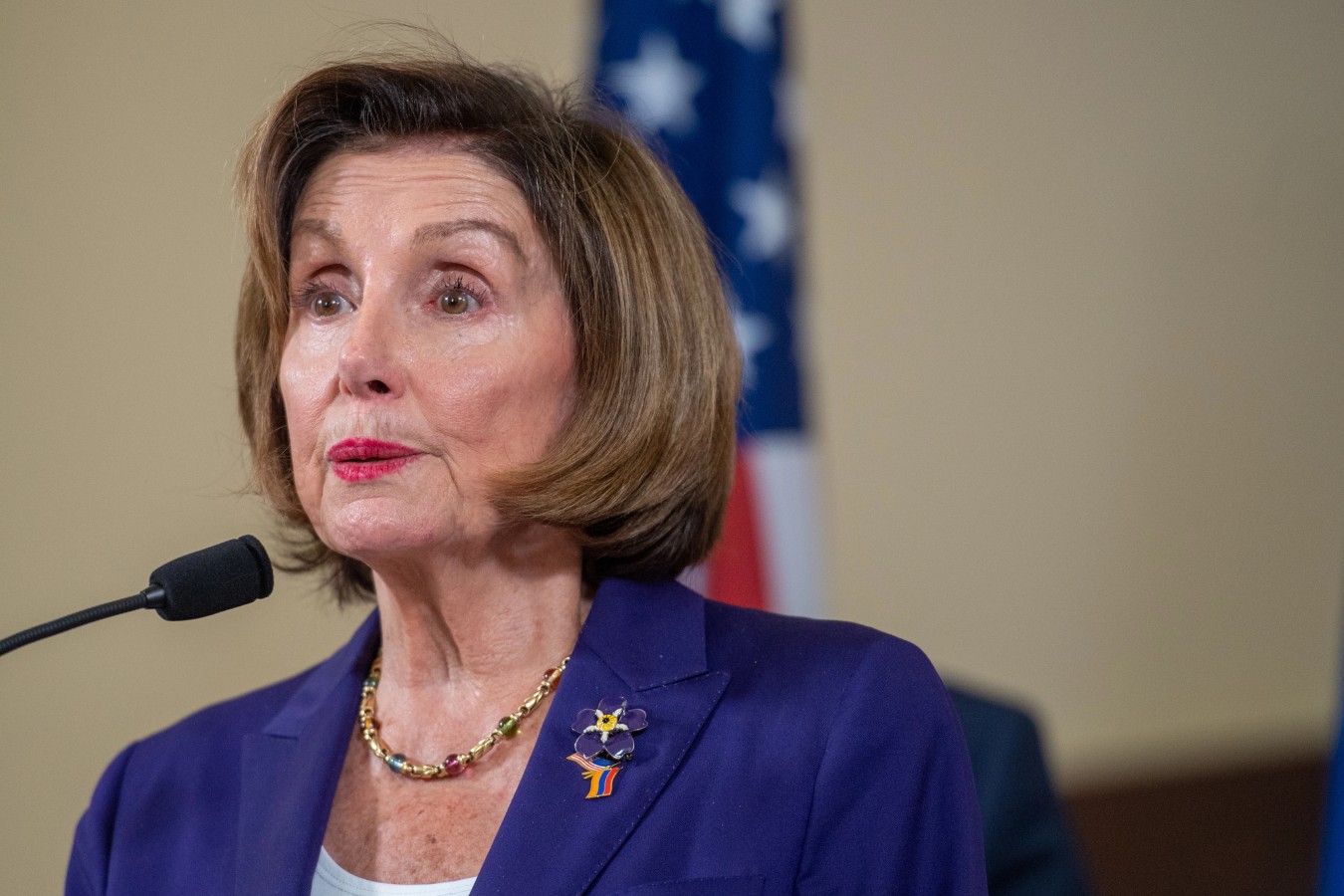 Trump targets Pelosi on insider trading as Warren backs stock ban in ...