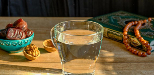 من الأفضل البدء بالماء والتمر عند الإفطار