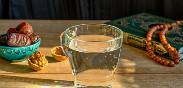 من الأفضل البدء بالماء والتمر عند الإفطار