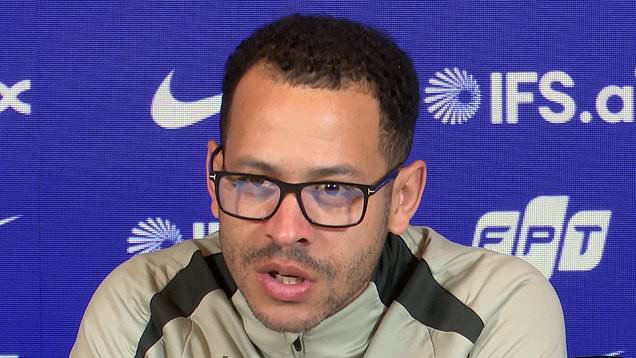 Rosenior talks tactics before Chelsea go to Arsenal