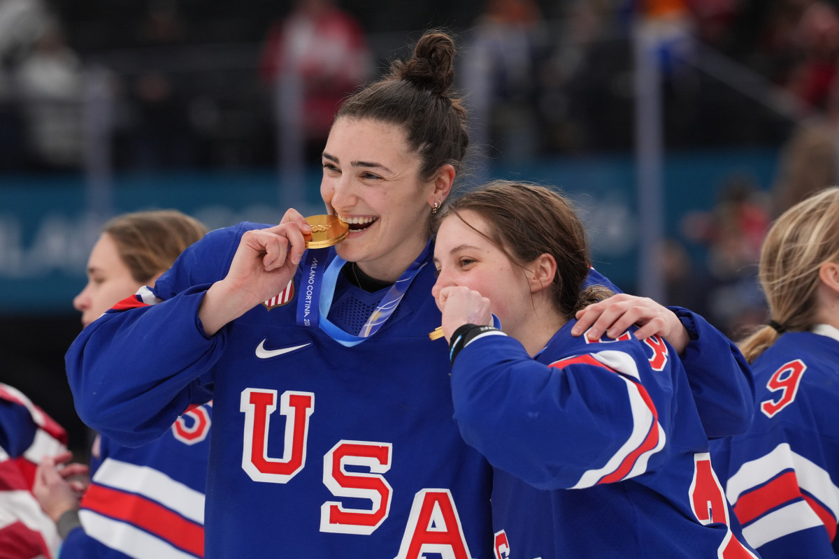 US women's hockey team accepts party invite after turning down White House