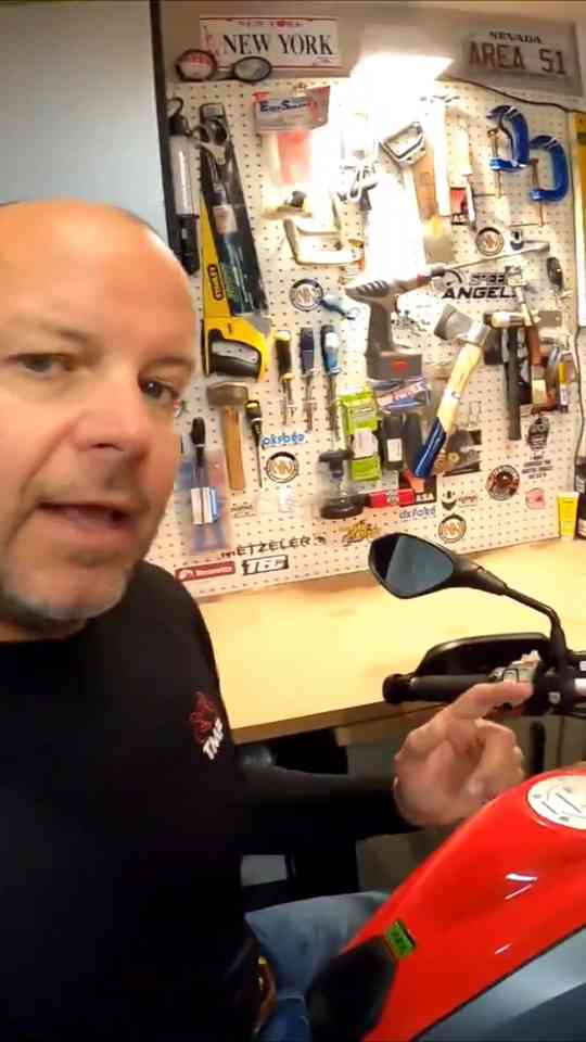 Master motorcycle braking: Practice emergency stops & progressive control