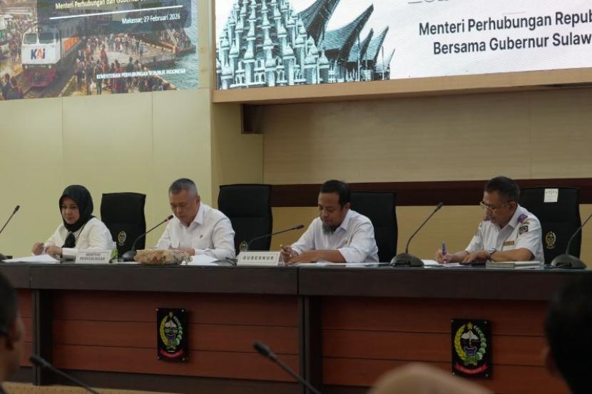 Menteri Perhubungan Dudy Purwagandhi memimpin rapat koordinasi angkutan Lebaran 2026 di Makassar.