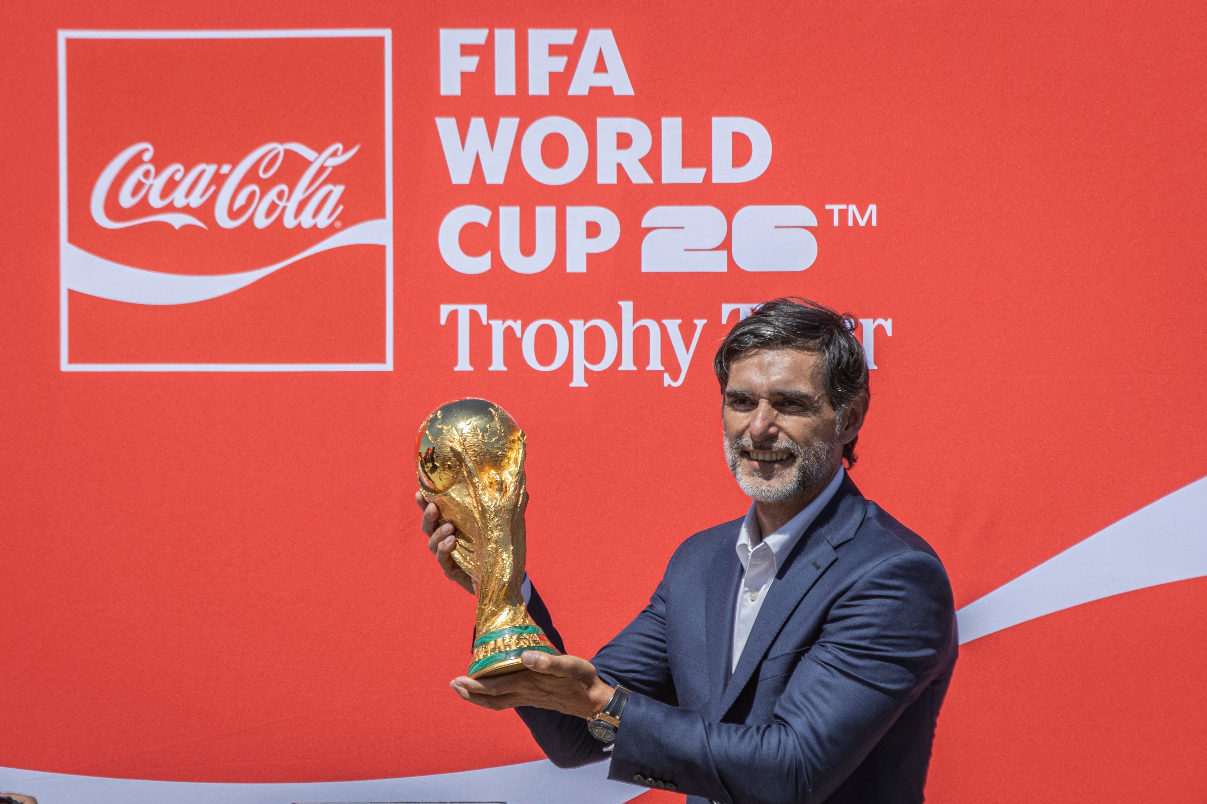 Roberto 'El Ratón' Ayala sostiene el trofeo de la Copa del Mundo, este viernes.