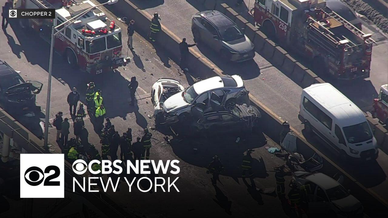 4 hurt in Long Island Expressway crash