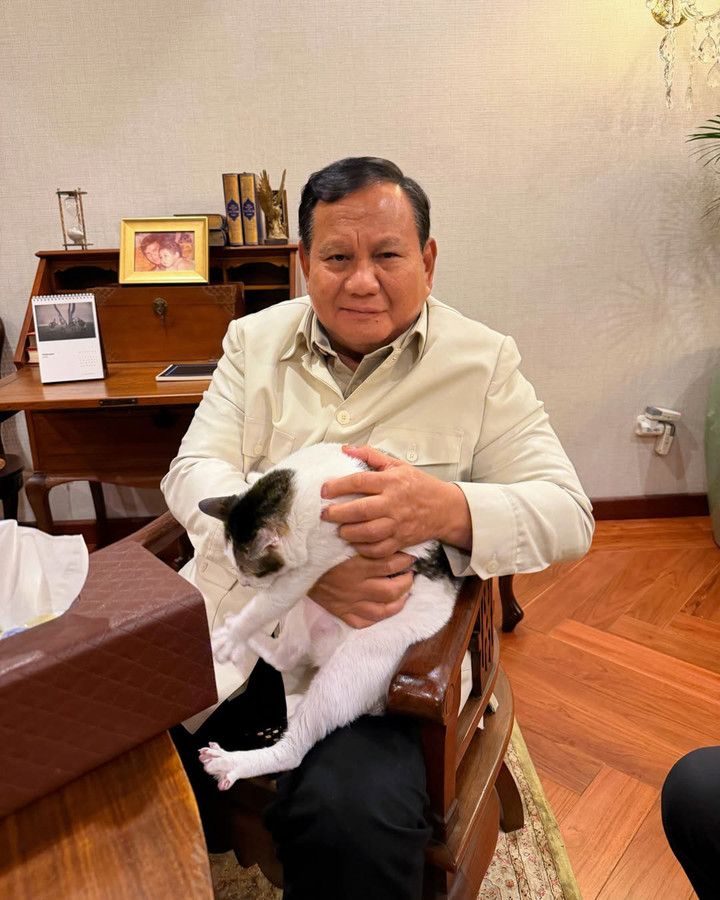 Prabowo bersama Bobby Kertanegara saat berbuka puasa.