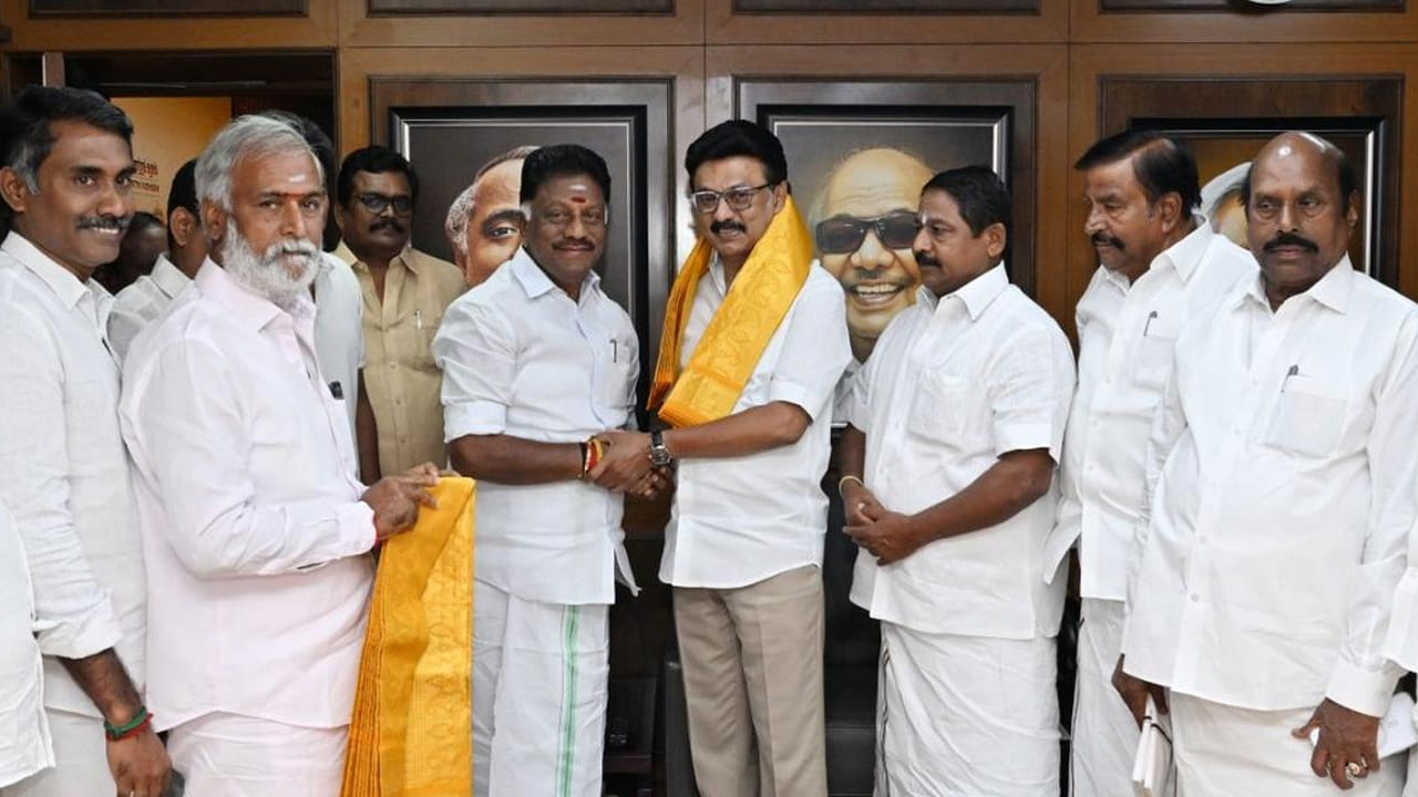 తమిళనాడు రాజకీయాల్లో సంచలనం.. డీఎంకేలోకి పన్నీర్ సెల్వం..