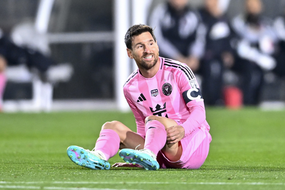 Fan storms field, tackles Lionel Messi mid-match