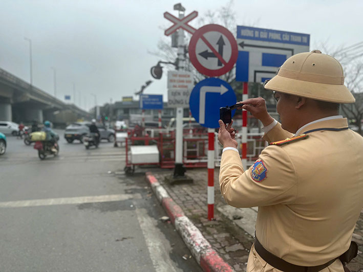 Cảnh sát giao thông xử lý 56 trường hợp vi phạm qua đường ngang