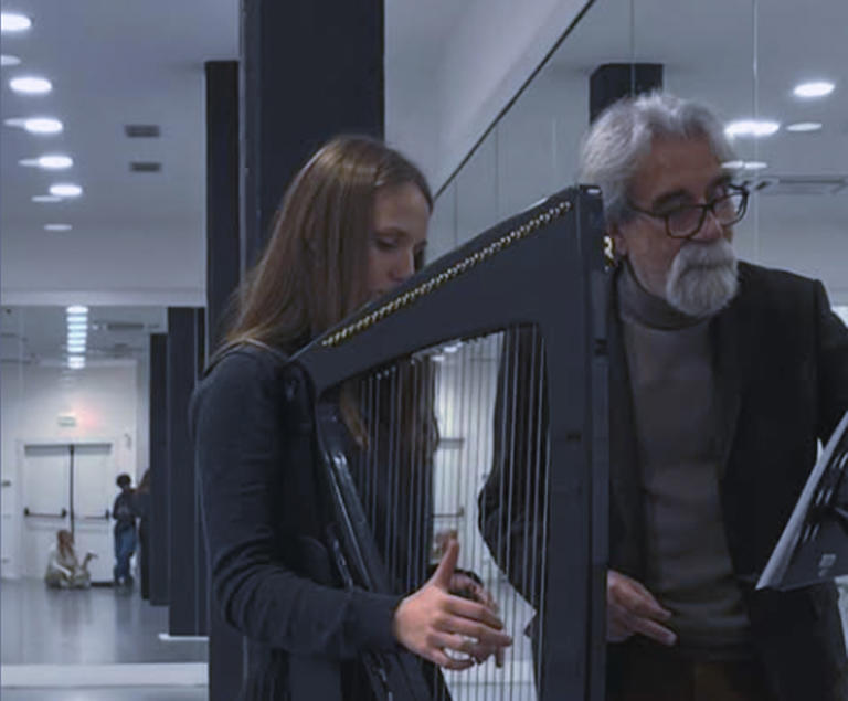 L’arpista con il Maestro Beppe Vessicchio