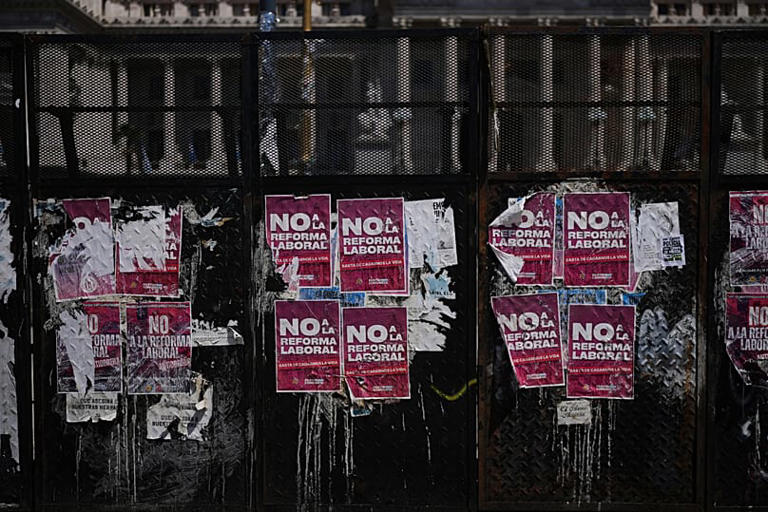 El Senado argentino vota la reforma laboral de Milei entre protestas ...