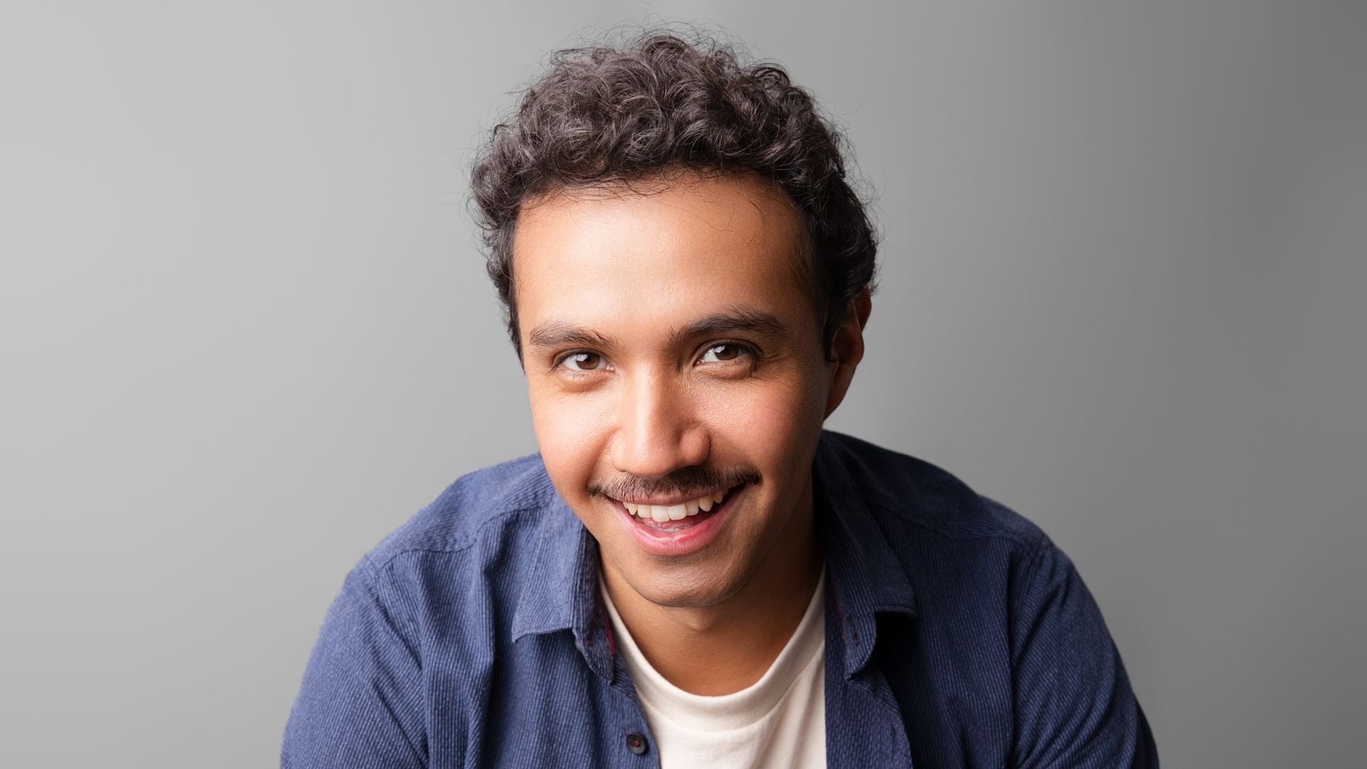 Erick Israel Consuelo: el despertar de un creador que trasciende fronteras