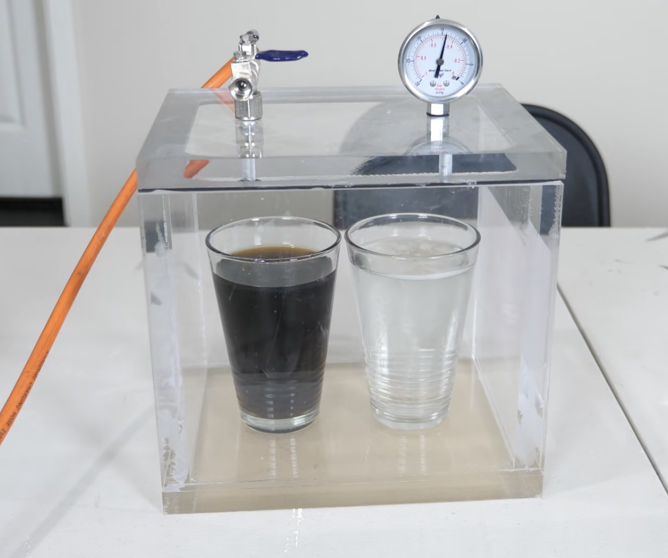 Carbonate soda with pop rocks