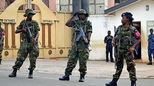 Des soldats montent la garde à Freetown, en Sierra Leone, le 23 novembre 2012.