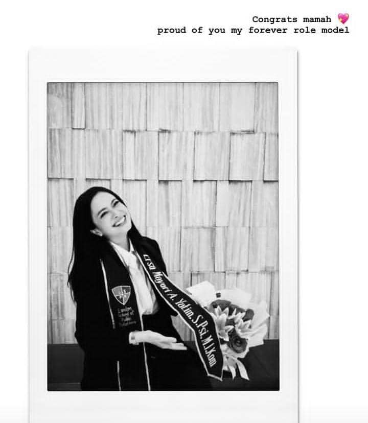 AA1Xe9q0 9 potret Ersa Mayori lulus tesis, jadi master komunikasi