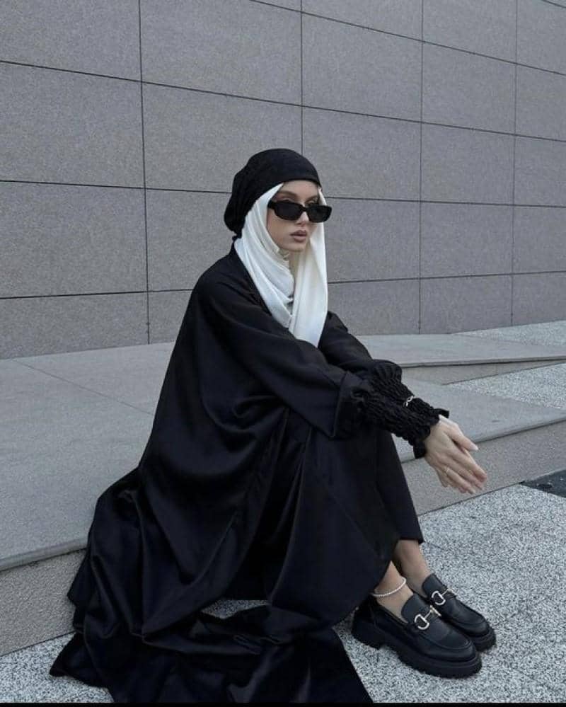 Gamis Hitam Cocok dengan Jilbab Warna Apa?
