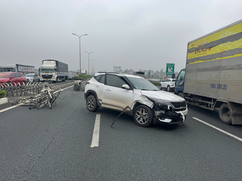 Bốn ô tô cùng chiều lao vào nhau gây ùn tắc trên cao tốc Pháp Vân-Cầu Giẽ