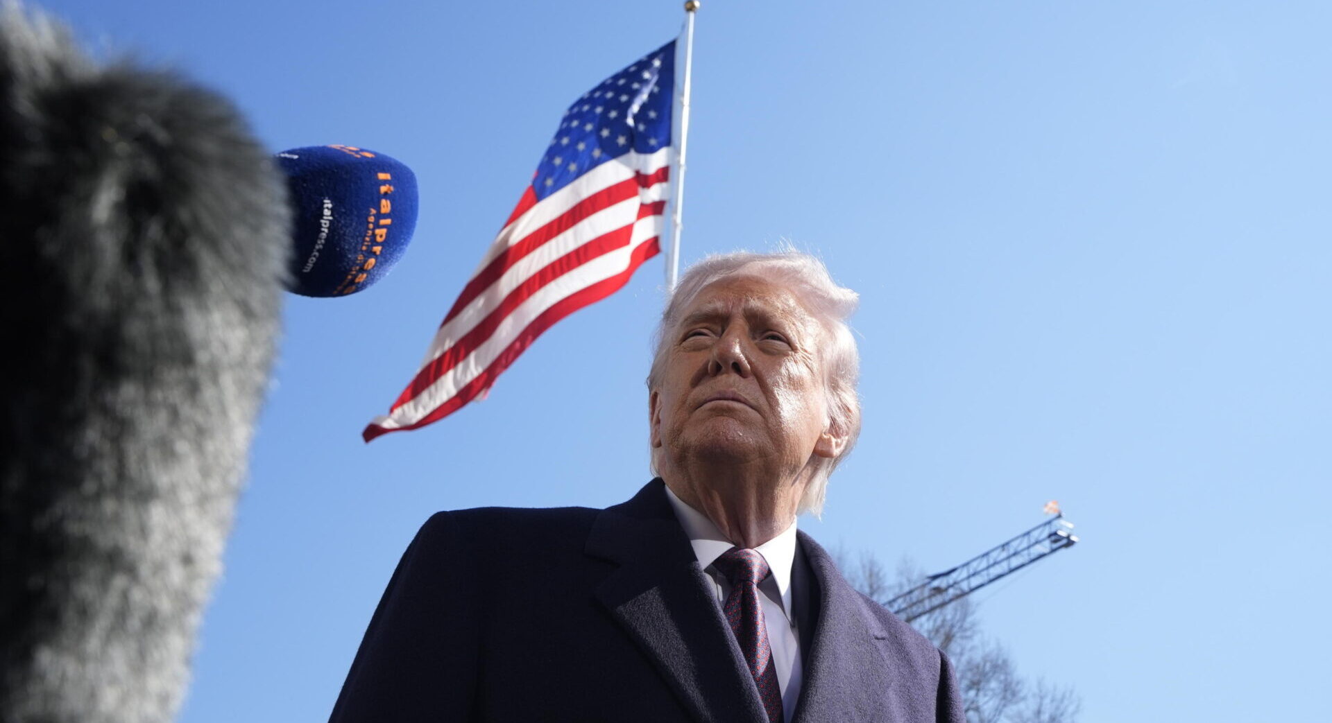 Trump come Bush: “guerra preventiva” contro l’Iran. Massie lo attacca: “Non autorizzato dal Congresso”