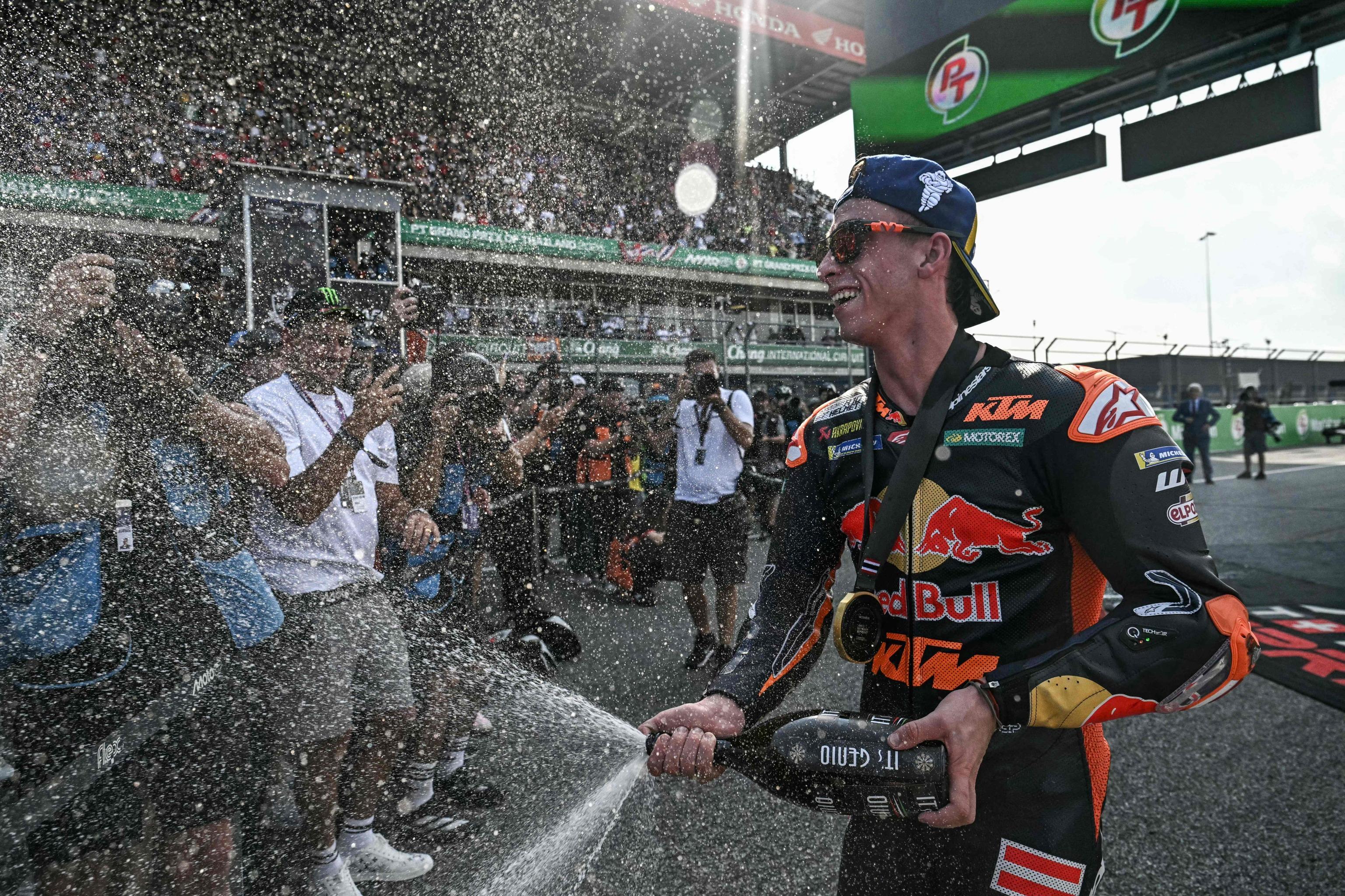 MotoGP sprint Thailandia: Bez cade, ma Acosta beffa Marquez e vince