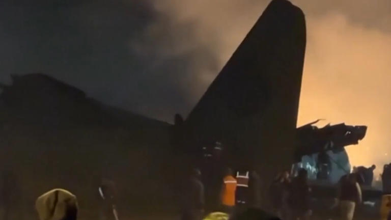 Bolivian plane carrying cash crashes and kills 15, unrest breaks out as money is salvaged