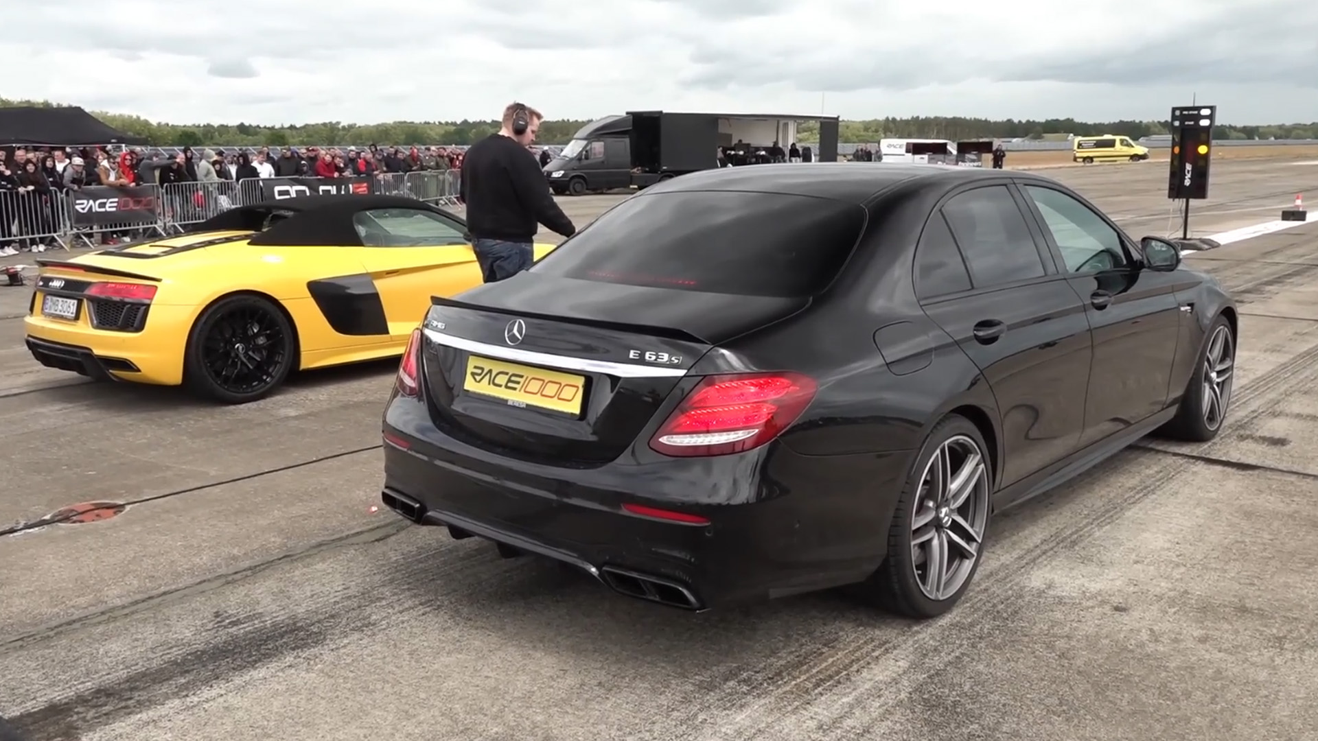 Schafft es der Mercedes E63S den Audi R8 im Sprint einzuholen?