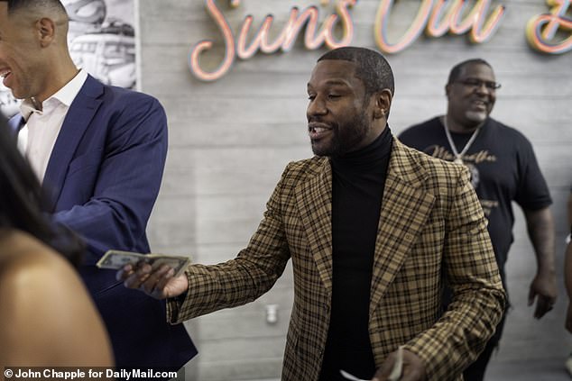 Inside my wild night at a Las Vegas casino with Floyd Mayweather ...