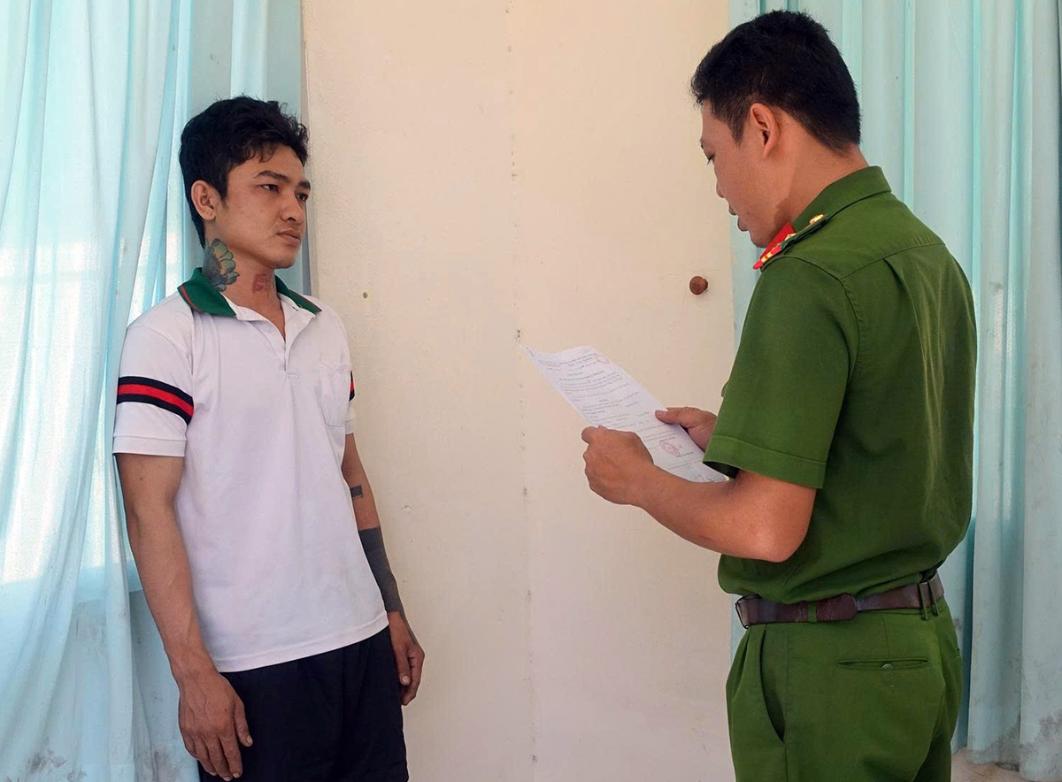 Đâm bạn gái trọng thương, sát hại người can ngăn