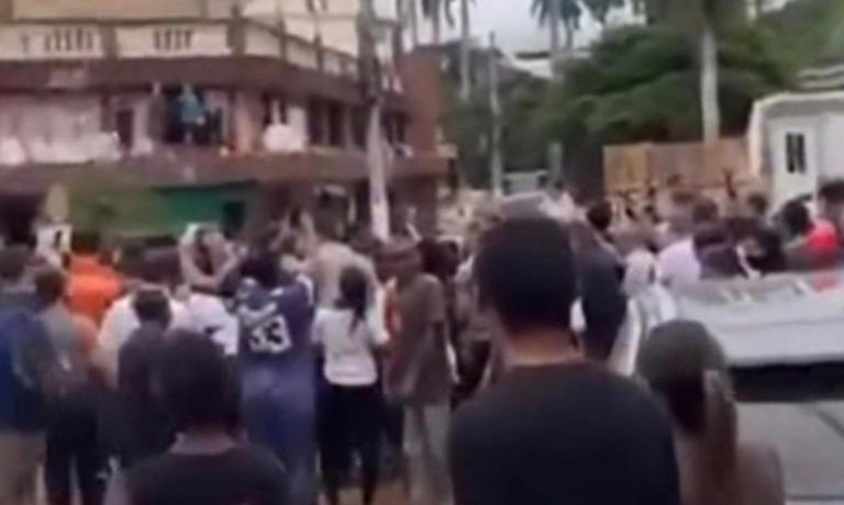 Apesar das hostilidades, não houve confrontos físicos. A equipe de segurança acompanhou o presidente