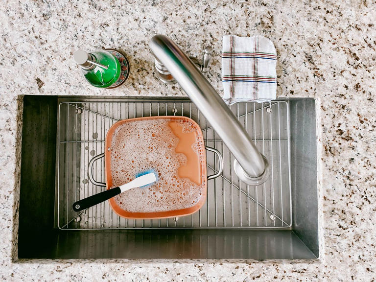 How to clean a sink rack so it doesn’t look rusty and dull