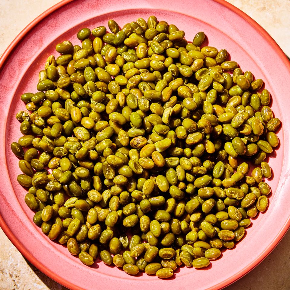 A Recipe Image of Crunchy Roasted Edamame.