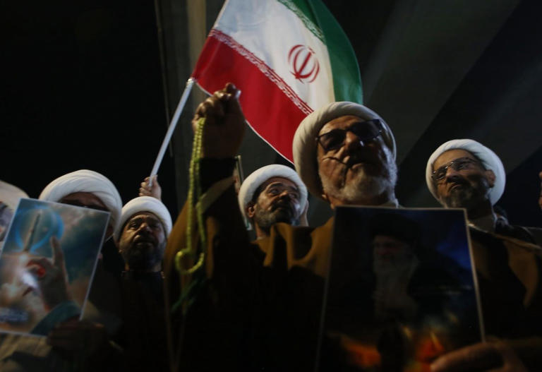 Manifestazione anti Stati Uniti in Iran (Ansa).