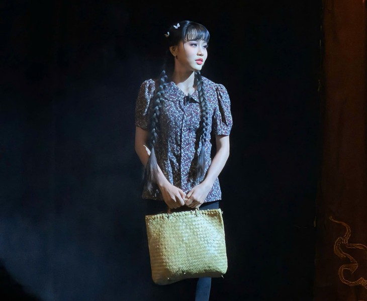 Bông lúa vàng Biện Thuy cấp tốc thay vai trong kịch Tết Gánh hát về khuya