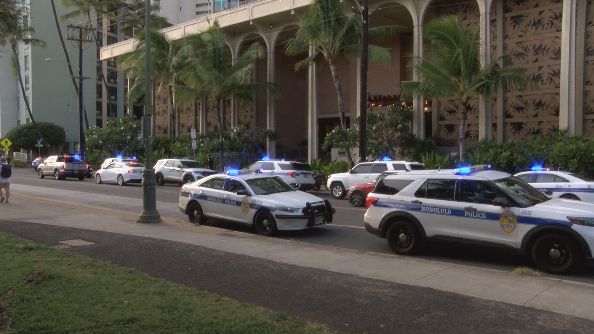 Man arrested after alleged fight, attack on officer in Waikiki<br><br>