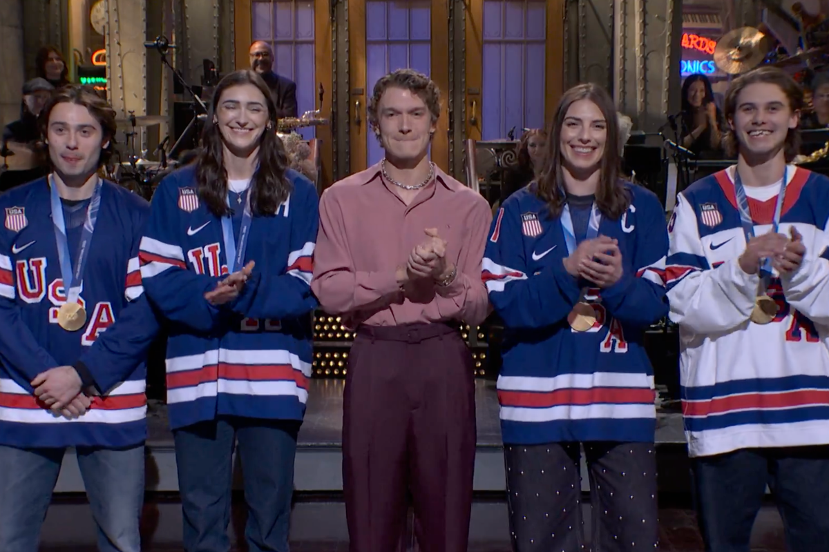 US women’s hockey stars poke fun at men’s team in SNL appearance