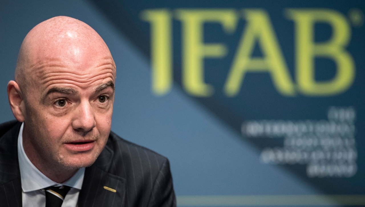 IFAB: Νέες αλλαγές για το VAR με τιμωρία δέκα παικτών και επανεξέταση ...