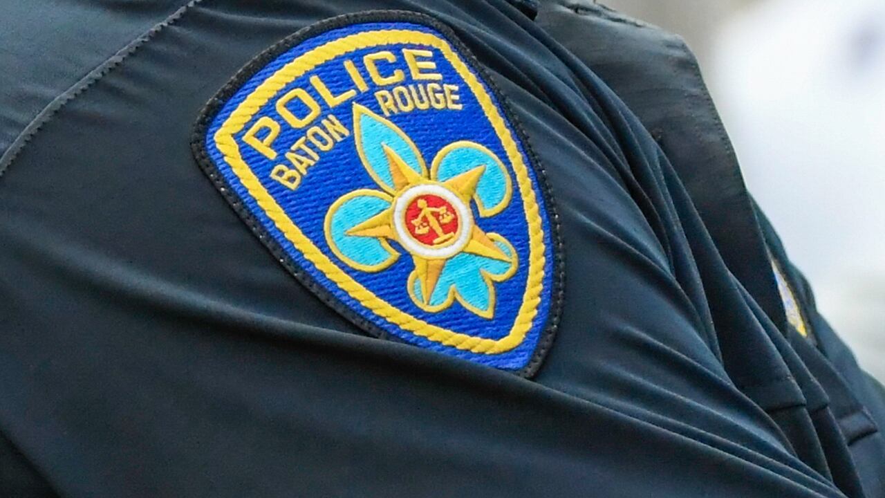 Man dies after being found with gunshot wounds in Baton Rouge roadway ...