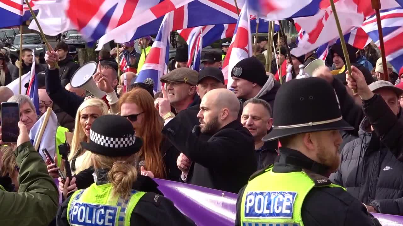 Tensions rise in Hull: UKIP rally met by counter-demonstrators