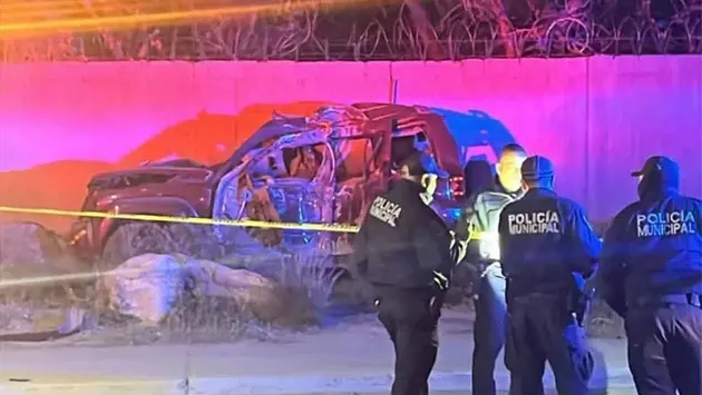 Muere joven conductor tras chocar y volcar su Jeep contra poste en Nogales