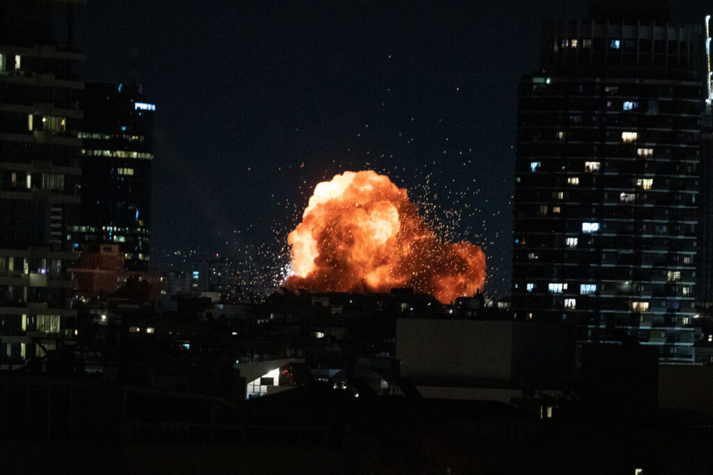 Ataque con misiles de Irán provoca fuertes explosiones en el centro de ...