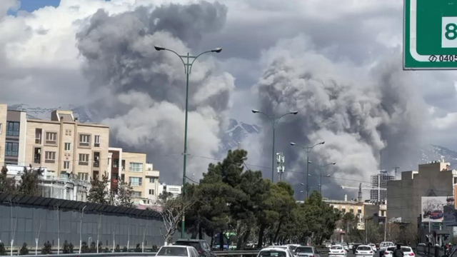 İran, intikam işareti olarak Jamkaran Camisi Kubbesine kırmız bayrak dikti
