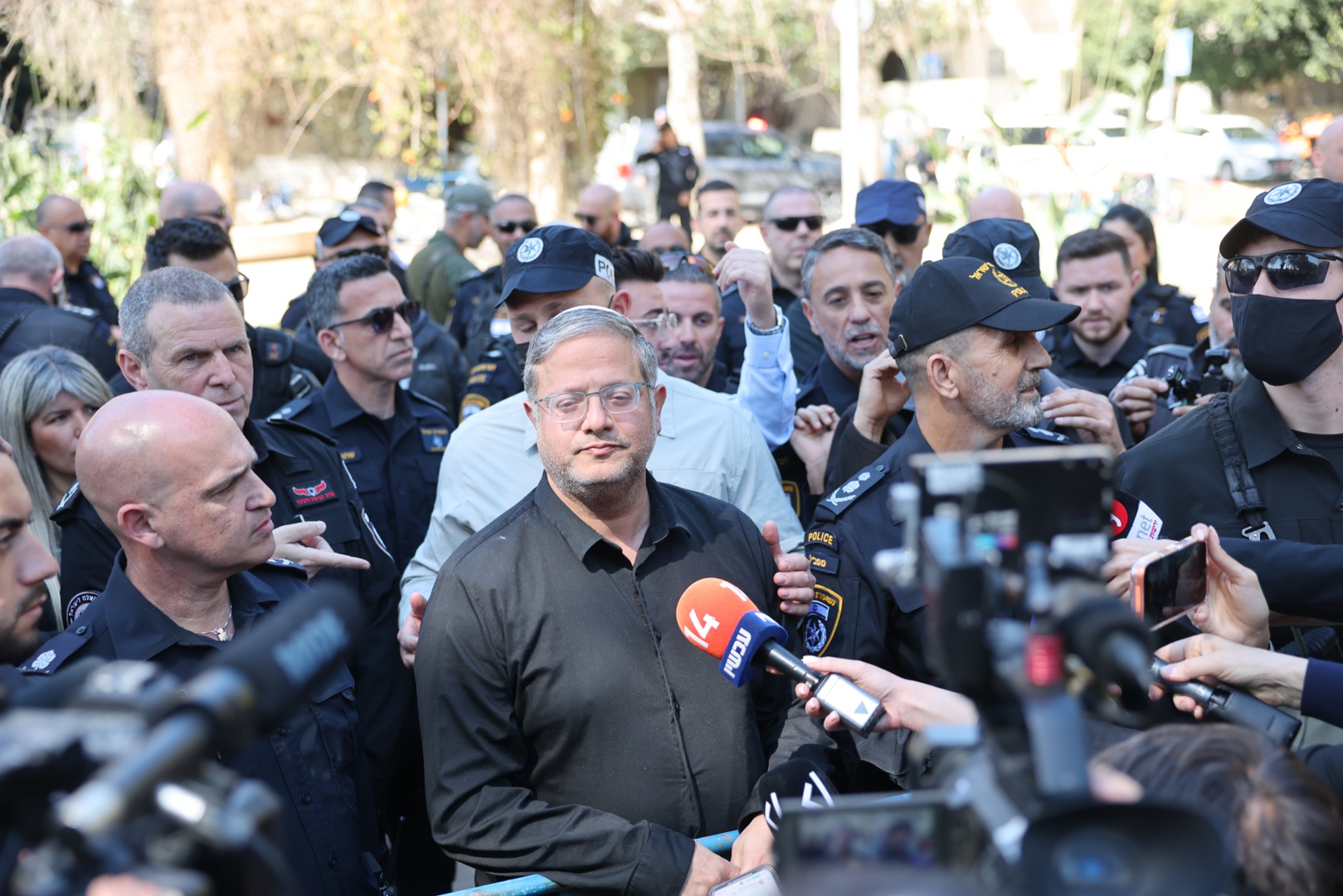 Tel Aviv evacúa a 200 residentes tras el impacto de un misil iraní que ...