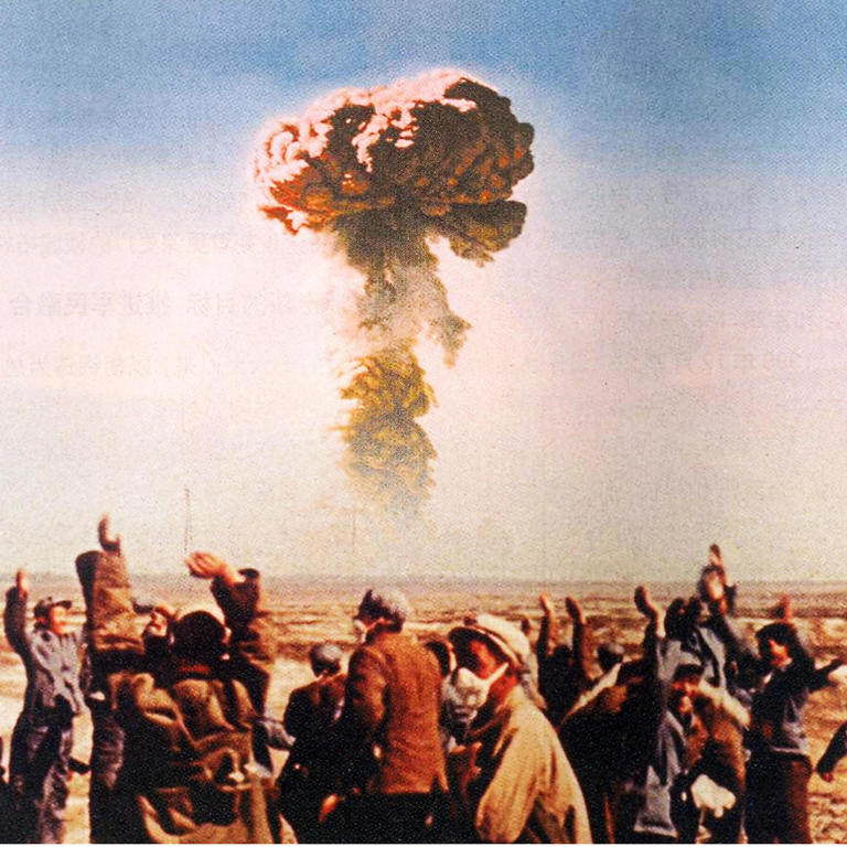 Çin'in Sincan bölgesindeki Lop Nur Nükleer Silah Test Üssü'nde çalışan işçiler ve teknisyenler, 16 Ekim 1964'te Çin'in ilk nükleer bombasının patlamasını kutlarken.