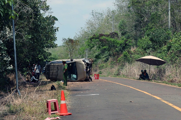 Đồng Nai: Xe 7 chỗ mất lái lật ngang, hai bà cháu đi trên xe tử nạn