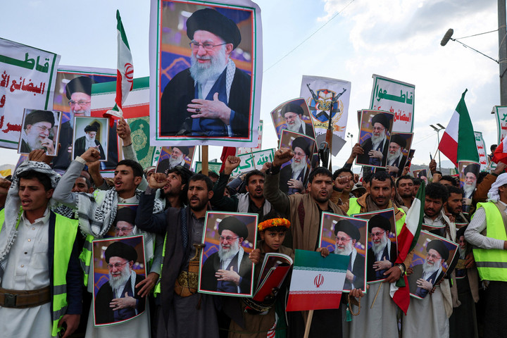 Dalam pidato yang disiarkan televisi pada Sabtu (28/2), pemimpin pemberontak Houthi, Abdul-Malik al-Houthi, menyatakan bahwa kelompoknya “sepenuhnya siap menghadapi perkembangan apa pun” terkait eskalasi konflik tersebut. Foto: REUTERS/Khaled Abdullah