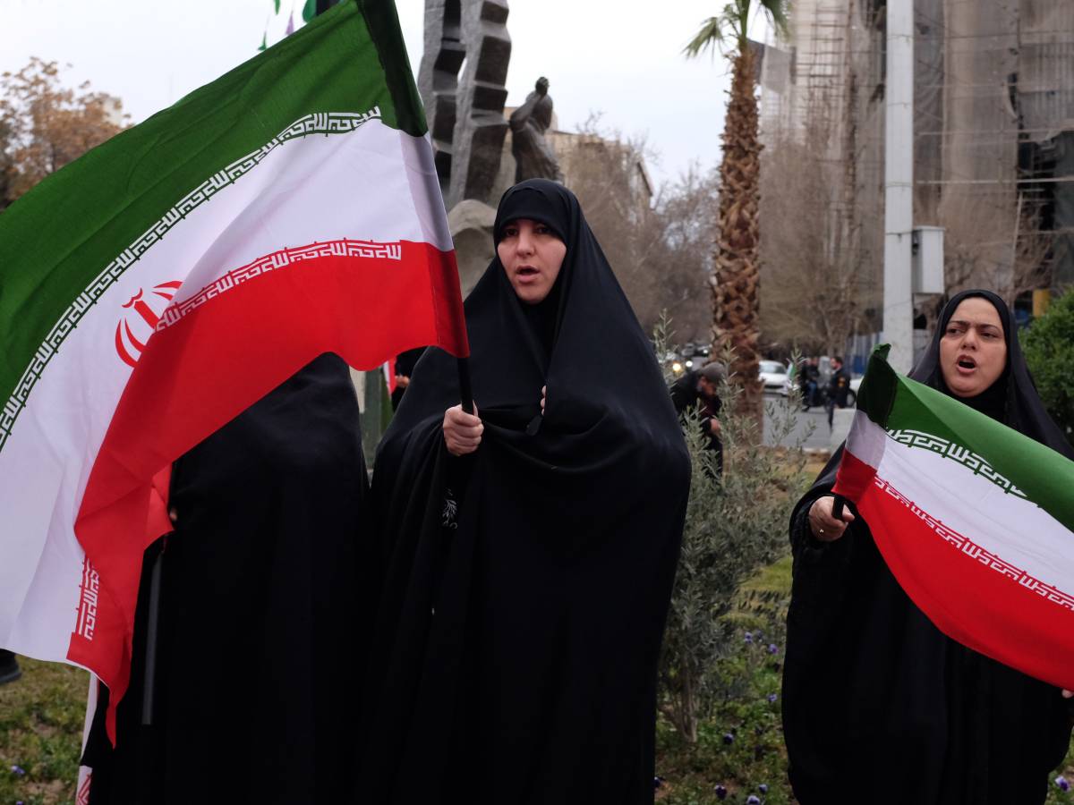 Applausi in strada, gioia alle finestre. Il regime zoppo pronto a trattare. Ma resta il rebus della successione