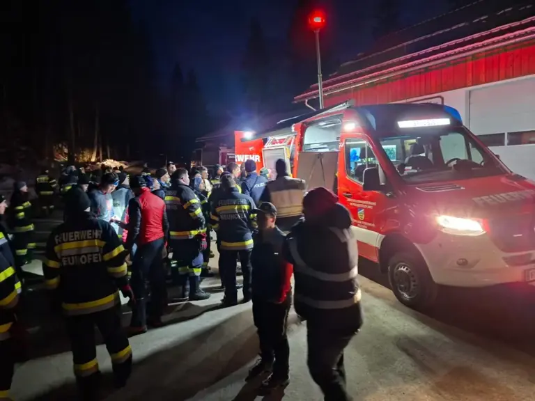 ©BFV Liezen Um 6.18 Uhr wurde die vermisste Person von einem Suchtrupp aufgefunden und an den Rettungsdienst übergeben.