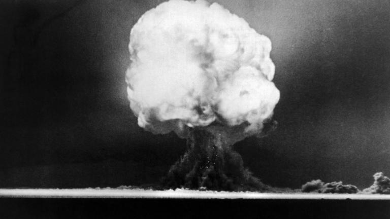 16 Temmuz 1945'te New Mexico, Los Alamos'ta gerçekleştirilen Trinity nükleer denemesi. Dünyanın ilk nükleer bombasının patlatılmasından 15 saniye sonrası.